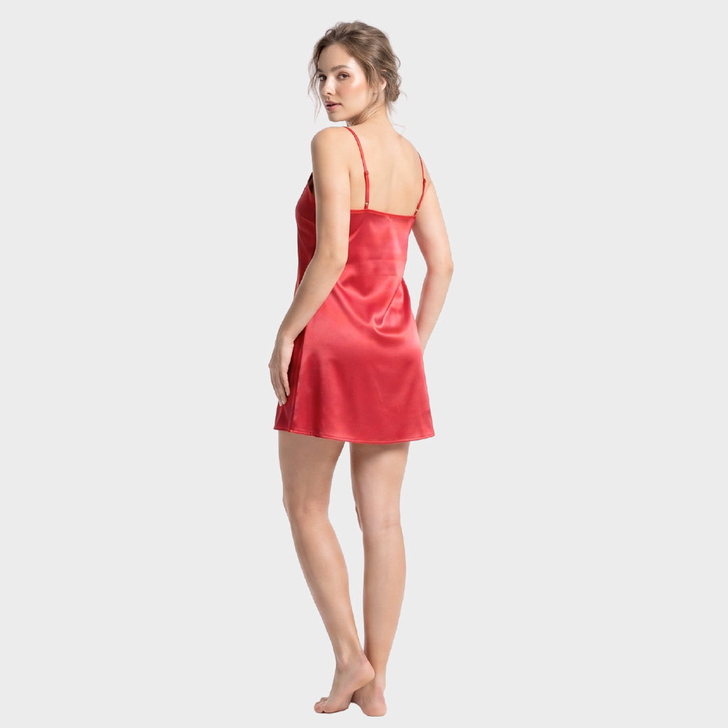 Bata de satín con tiras ajustables